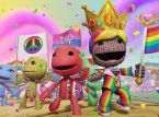 Sony juhlii Prideä sateenkaaren värisellä Sackboylla